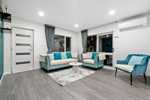 Flat Bush House | Lux 4 Bedroom in Auckland with Spa and Light Breakfast