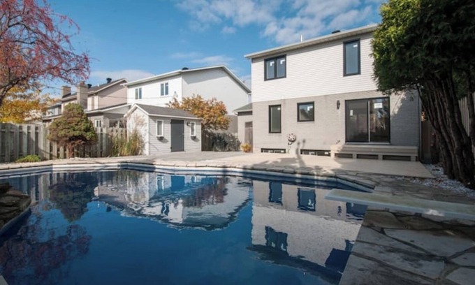 Brossard House | Lux. 4BR House with Pool near DT