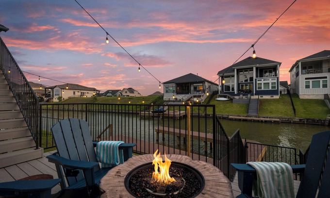 French Quarter House | Lux Lakefront with Game-room, Community Pool, Paddleboards, and more!