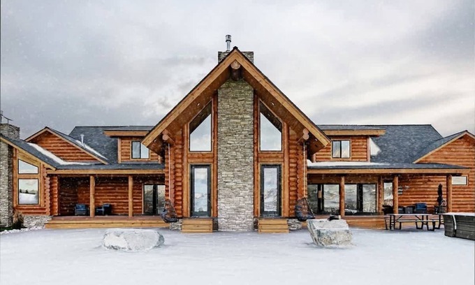 Tetonia Cabin | Lux Log Cabin - Epic Views, Huge Patio, & Hot Tub!