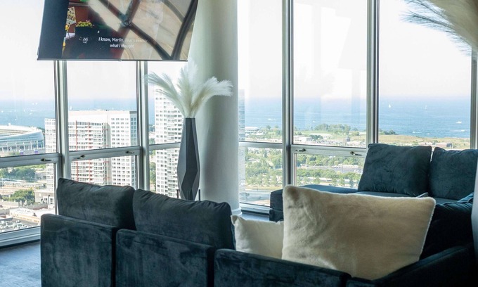 Near South Side Apartment | Lux Loop Retreat: Amazing Views, Free Parking
