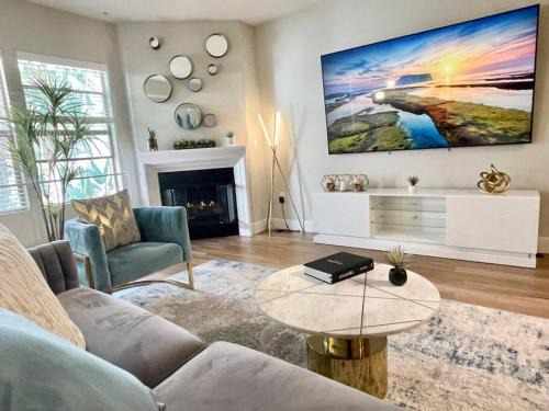 Westwood Apartment | Lux One Bedroom Condo with Garden View