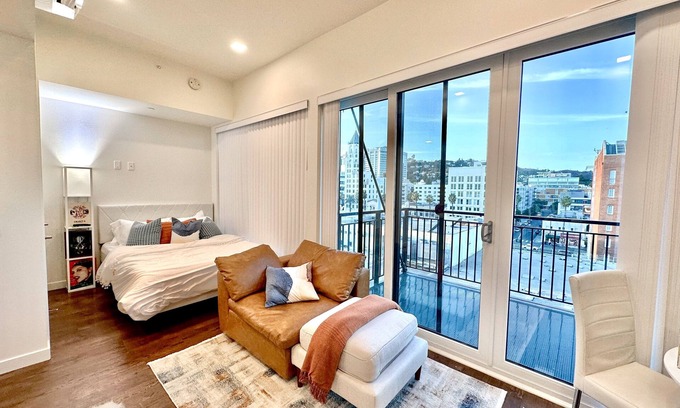 Wilshire Center Apartment | Lux Penthouse Studio Hollywood Sign View