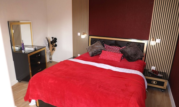 Le Bourget Apartment | Lux Red Rose - 15 Min To Paris & CDG