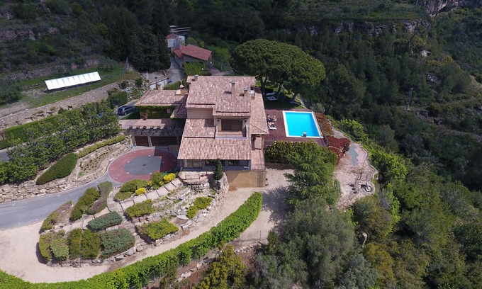 Sant Feliu de Codines Villa | Lux views and heated pool for 25 pax 35min to BCN