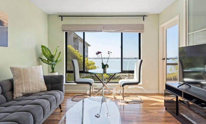 Emeryville Apartment | Lux Water View with Balcony Minutes -San Francisco