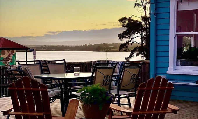 George Town Bed & Breakfast | Lux. Waterfront Cottage, Amazing Water Views/Fire Pit/Central/5km-MTB & Beach