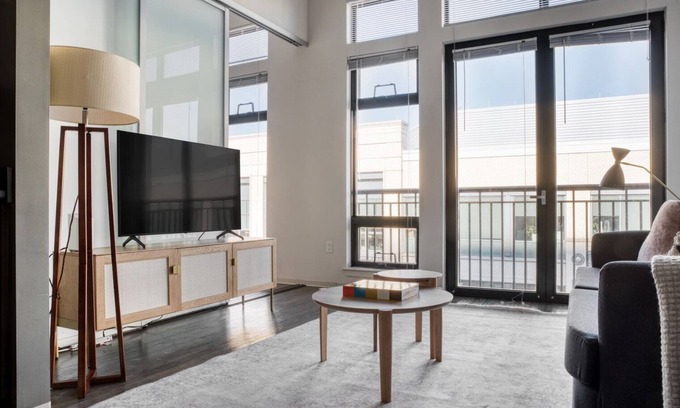 Assembly Square Apartment | Luxe 1B w/W/D, Gym, Rooftop. Steps from T stop by Blueground