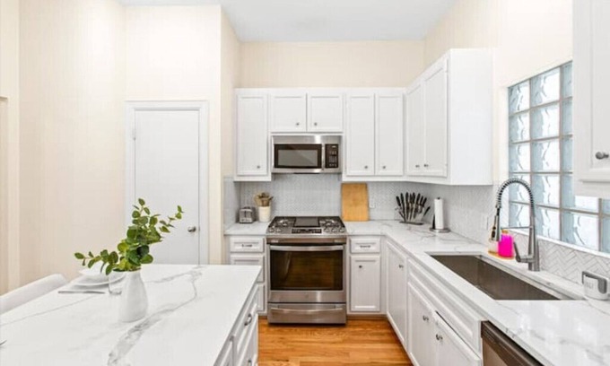 Greater East End House | Luxe 3B/2B! Kid Friendly! Tesla Charger!2 mi Hobby