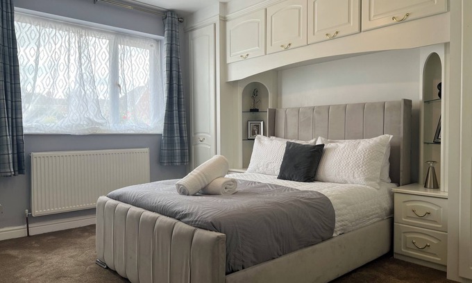 Snodland House | Luxe 5 Bed Bungalow In Snodland, Medway. Kentn10 Cooper Road, Kent, ME6 5JH, UK.