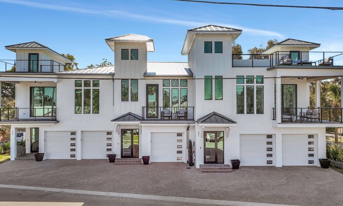 Dunedin House | Luxe 7BR, Rooftop + 2 Balconies & Elevator! Downtown/Main St