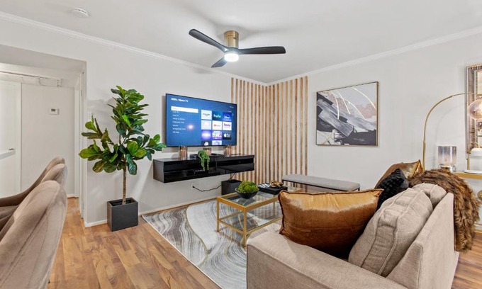 Oak Lawn Apartment | Luxe and Modern Dallas Condo 2 Mi to Highland Park!