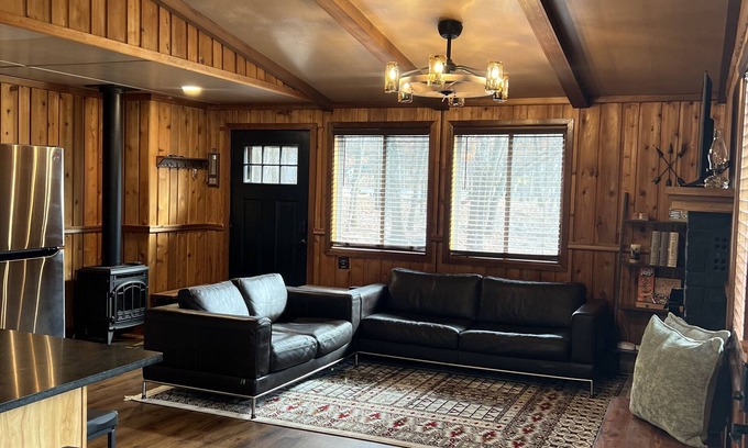 Albrightsville Cabin | Luxe Cabin, 5 minutes to Lake & Pool 2Bed2Bath, Pet friendly +Resort Amenities