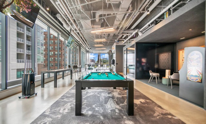 The Loop Condo | Luxe Condo In DT Chicago w/Fast Wi-fi, Pool, Gym