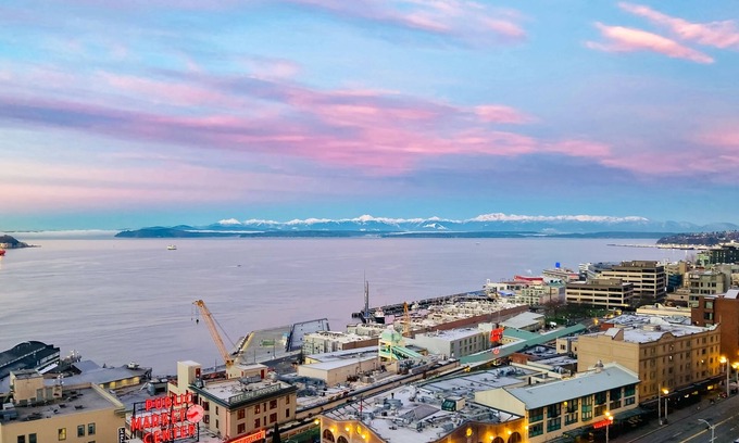 Downtown Seattle Condo | Luxe condo overlooking Elliott Bay & Olympic Mountains with pool, hot tub, gym