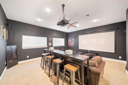 East Downtown Houston House | Luxe Condo w Private Theater Room by Dinkin Park