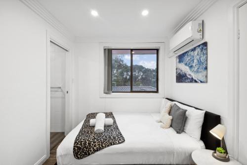 Glenfield House | Luxe Double Ensuite Room - Centrally Located at Glenfield