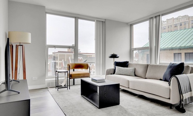 Edgewater Beach Apartment | Luxe Edgewater Studio w/Gym, Deck & Lounge, 5 blocks to L, by Blueground