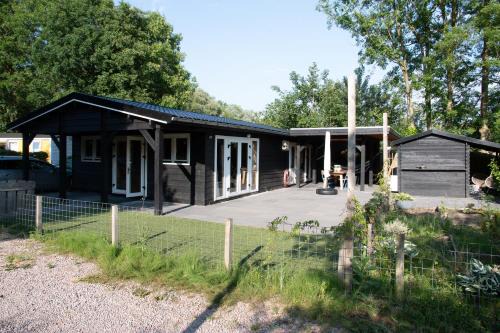 Matsloot Apartment | Luxe en ruim chalet met airco bij Leekstermeer