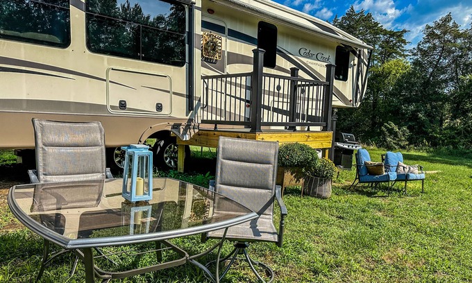 Mosby House | Luxe Farm-Stay w/ private animal sanctuary~10 min from city!