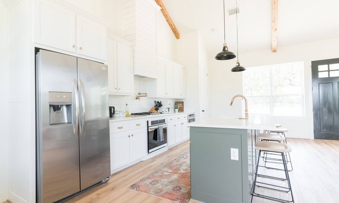Glen Rose House | Luxe Farmhouse | Fossil Rim | Dino Valley | Tesla + EV Charging