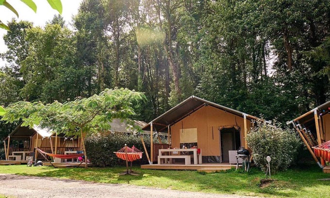 La Chapelle-aux-Filtzmeens Ski Chalet | Luxe 5 pers. Villatent at five-star camping Domaine du Logis, water spray park