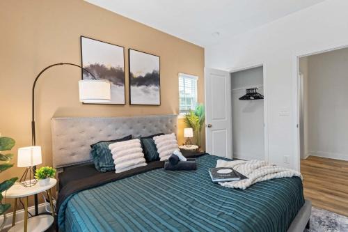 Paw Creek House | Luxe King 3BR Townhouse Mins to Uptown Charlotte NC