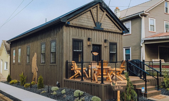 Tionesta Cabin | {LUXE Lil Tio} Downtown Retreat - 5 Min Walk To River Access w/Firepit & Grill