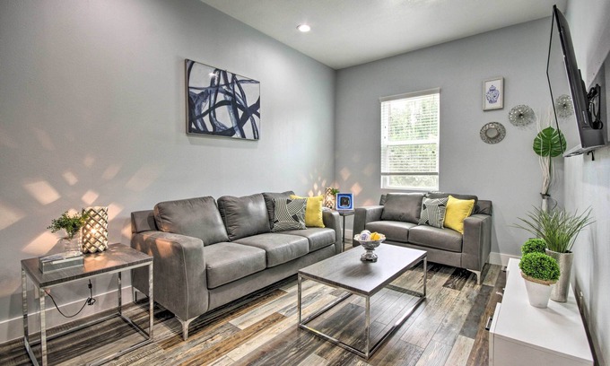 Uptown Apartment | Luxe, Modern Houston Apt - 1 Mile to The Galleria!