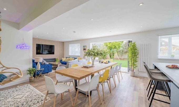 New Forest District Ski Chalet | Luxe Ocean +playroom +Seascape/sleeps 12