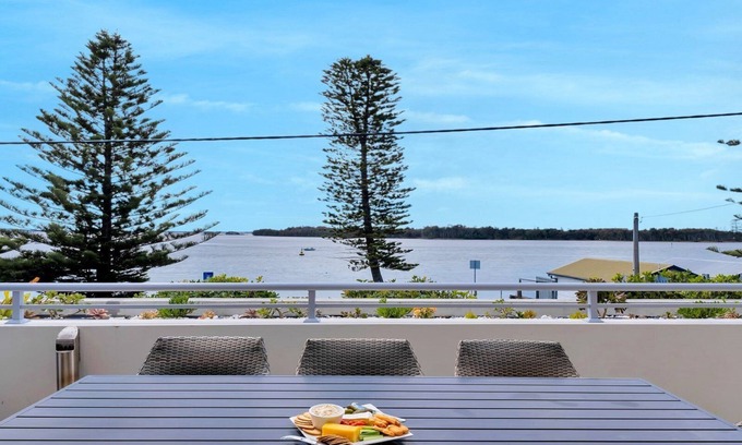 The Entrance House | Luxe Pelican Lake, Views and Private Spa