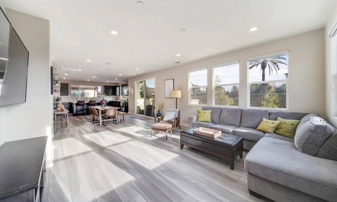 Ivey Ranch - Rancho Del Oro Condo | Luxe Private Getaway in the Heart of Oceanside!