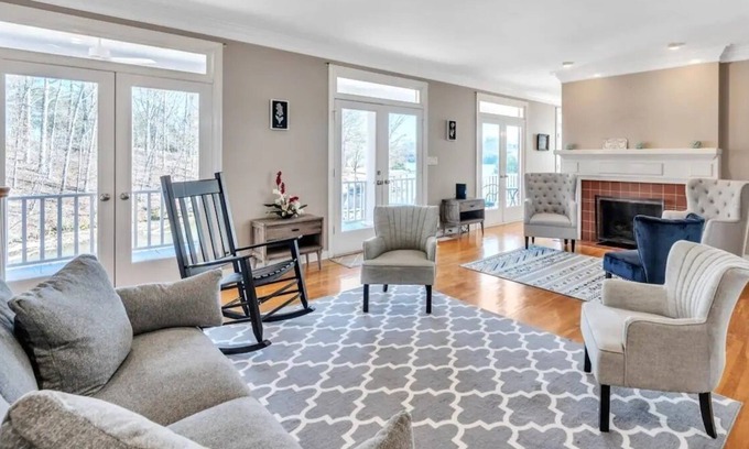 Killen House | Luxe Private Waterfront Getaway in Killen!