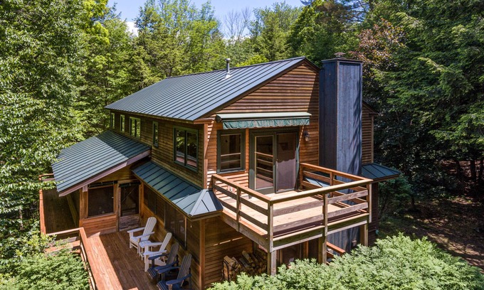 Quechee Cabin | Luxe Quechee home on quiet road - chef’s kitchen, two-car garage, screened porch