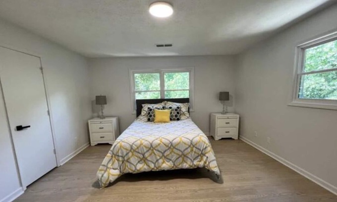 Lilburn House | Luxe relaxing 2 bedroom townhouse with parking