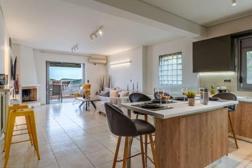 Anavyssos Apartment | Luxe Seaside Anavissos- Athens, 3 Bedroom,Jacuzzi