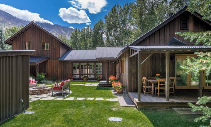 Board Ranch House | Luxe Ski Chalet -1 mile to Lifts. Hot Tub. Fire Pit. Designer Furnished. Private