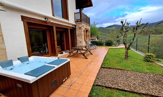 Sumbilla Apartment | Luxe studio Casa Angiz Etxea 2; charm, outdoor spa and valley views