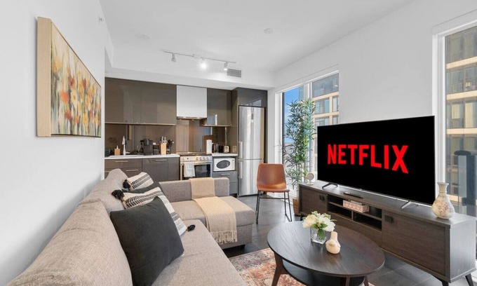 Garden District Hotel | Luxe Suites - Eaton Centre/Dundas Square