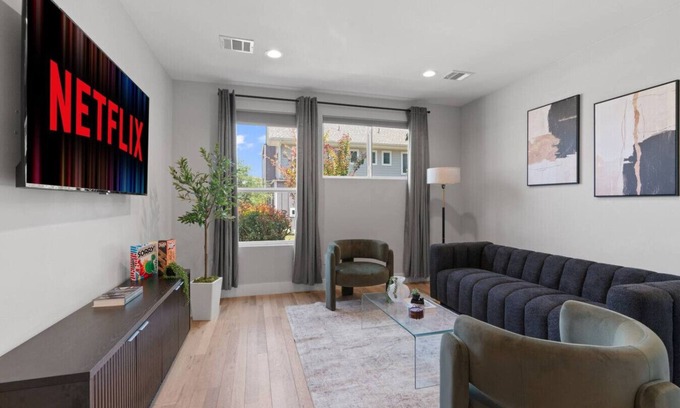 University Hills and Windsor Park House | Luxe Windsor Park Home - Sleeps 12+! 14 Min to DT!