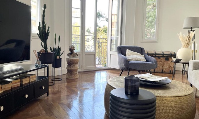 Musicians Quarter Apartment | Luxueux Appartement 115m2, 3 Chambres centre ville avec parking à 5 min plage -climatisation