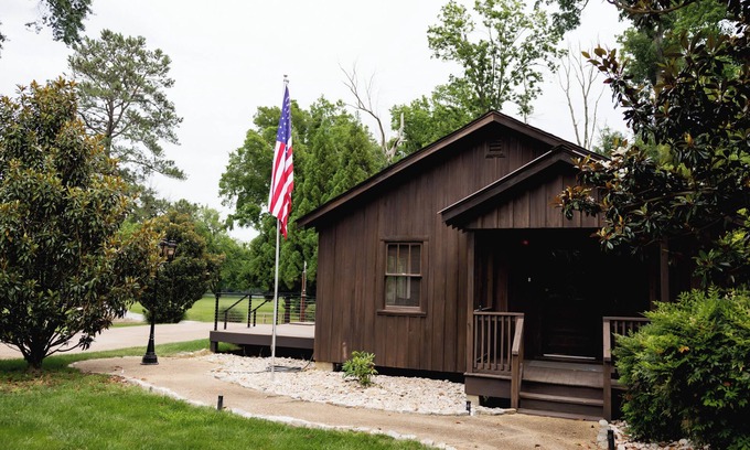 Midlothian Cottage | Luxurious 1-bedroom riverfront Cottage with AC and WiFi in charming Midlothian.