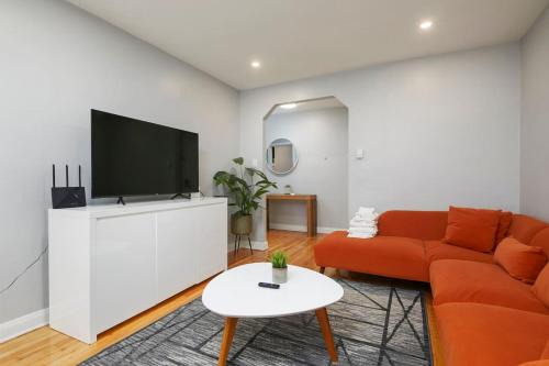 Cote-Des-Neiges—Notre-Dame-De-Grace Apartment | Luxurious 1BR unit in Montreal