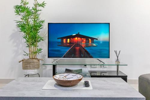Darwin City Centre Apartment | Luxurious 2BR Oasis with Pool and Parking