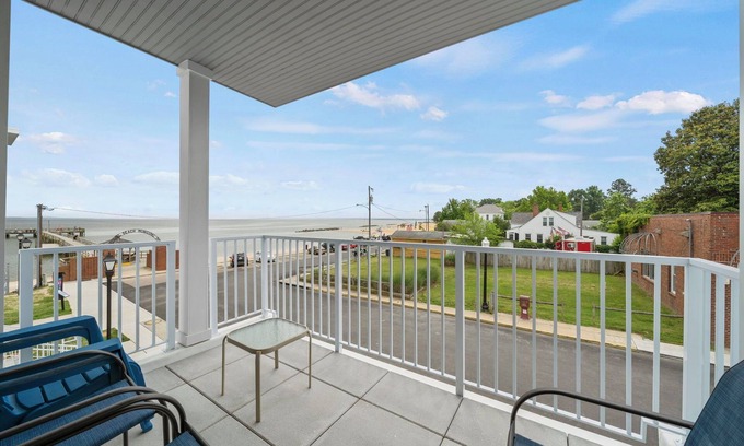Issue Condo | Luxurious 3 Bedroom Riverfront Condo with Private Deck
