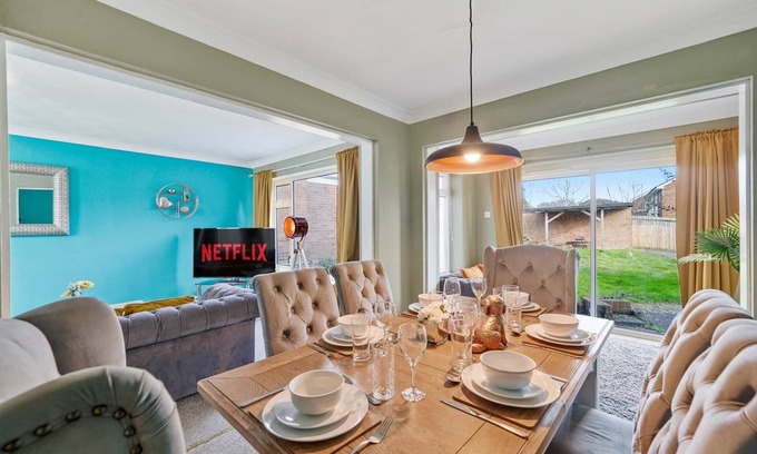 Maidstone House | Luxurious 4 bed house Maidstone Home with parking