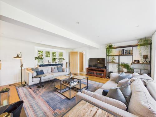 Cadmore End House | Luxurious 4 Bed Property Chiltern Hills