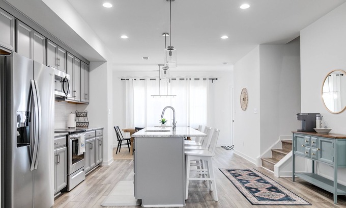 Issue House | Luxurious 4 Bedroom Vacation Getaway with Garage, Pool & Putting Green