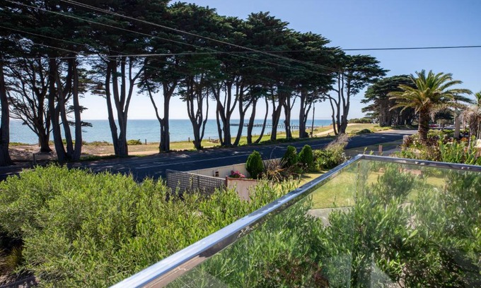 St Leonards House | Luxurious 4 Bedroom House with Stunning Beach view in St Leonards