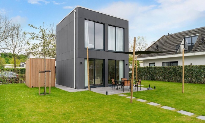 Zeewolde House | Luxurious 4-person house on the water with modern kitchen, direct access to the water and comfortable furnishings. Perfect for rest and relaxation!